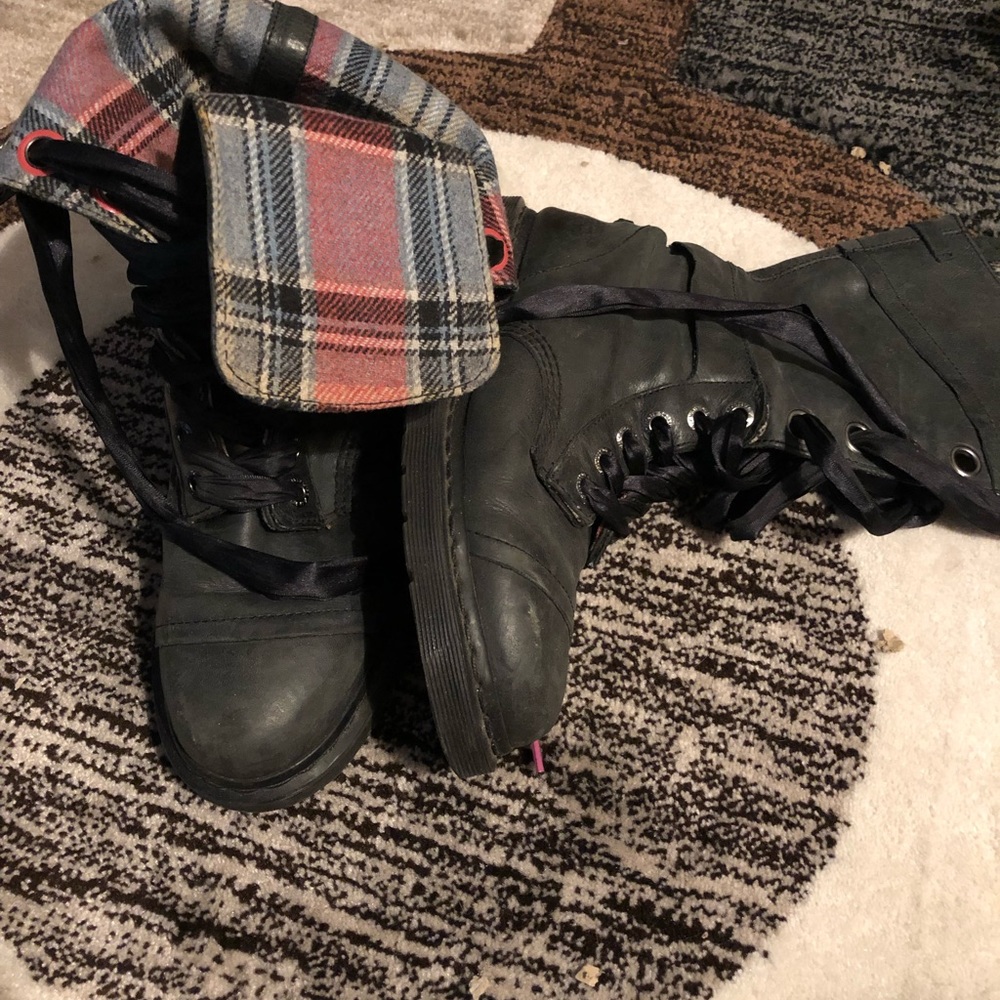 Doc Marten lace up boots!!